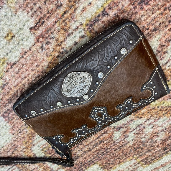 Trinity Ranch Brown Cow Hide Leather Gem Detail Wallet - Picture 3 of 5